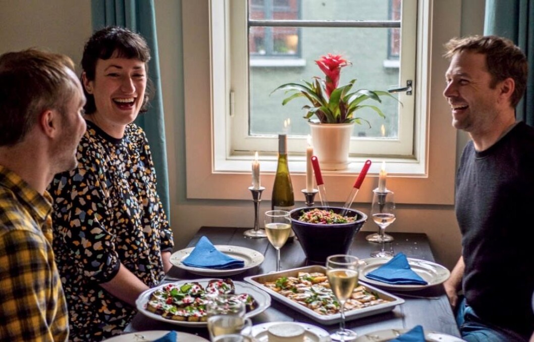 Heidi Rasmussen og Vidar Bergum samles rundt det tyrkiske matbordet. Foto: Nesteren Hasani Heidi Rasmussen og Vidar Bergum samles rundt det tyrkiske matbordet. Foto: Nesteren Hasani