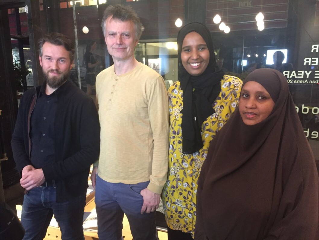 Bjarte Breiteig, talsperson for Tøyenkampanjen, programleder Erling Fossen,
Marian Hussein, SVs representant i Gamle Oslo bydelsutvalg, og Arifi Ali, beboer på Tøyen gjennom 20 år som må flytte. Foto: Vegard Velle Bjarte Breiteig, talsperson for Tøyenkampanjen, programleder Erling Fossen,
Marian Hussein, SVs representant i Gamle Oslo bydelsutvalg, og Arifi Ali, beboer på Tøyen gjennom 20 år som må flytte. Foto: Vegard Velle