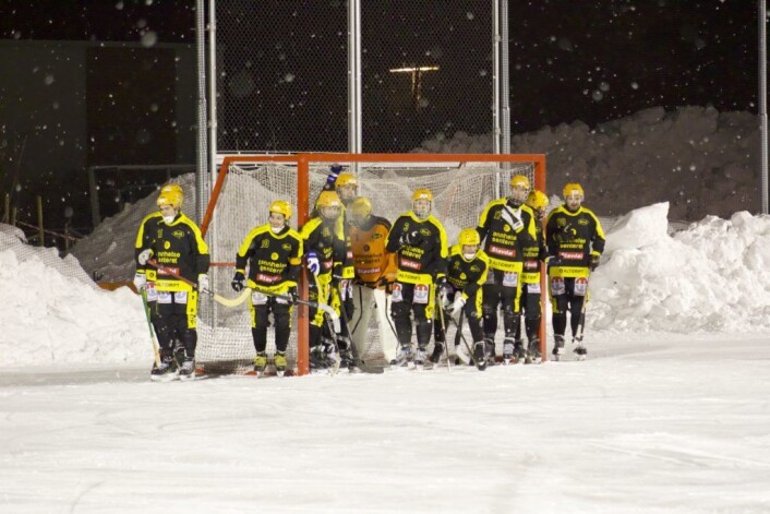 Målet forsvares mot corner. Her har Skeid stablet spillerne inn i målet. Foto: Morten T. Iversen Målet forsvares mot corner. Her har Skeid stablet spillerne inn i målet. Foto: Morten T. Iversen