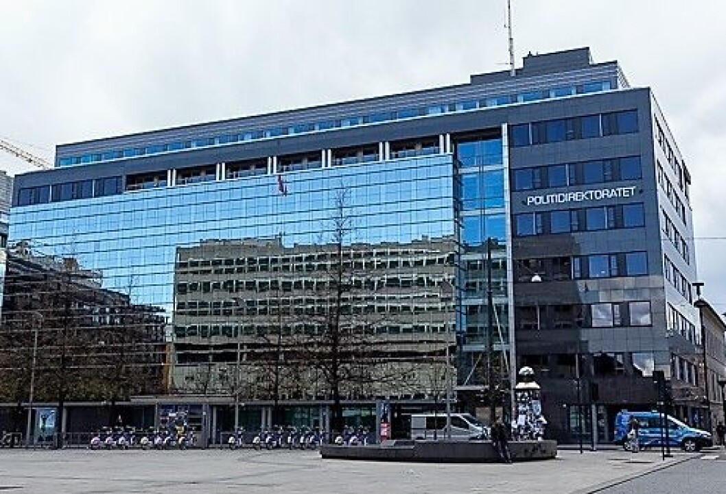 En mann i 30-årene gjorde sitt fornødende i kjøreporten til Sentrum politistasjon mandag ettermiddag. Foto: Wikimedia Commons En mann i 30-årene gjorde sitt fornødende i kjøreporten til Sentrum politistasjon mandag ettermiddag. Foto: Wikimedia Commons