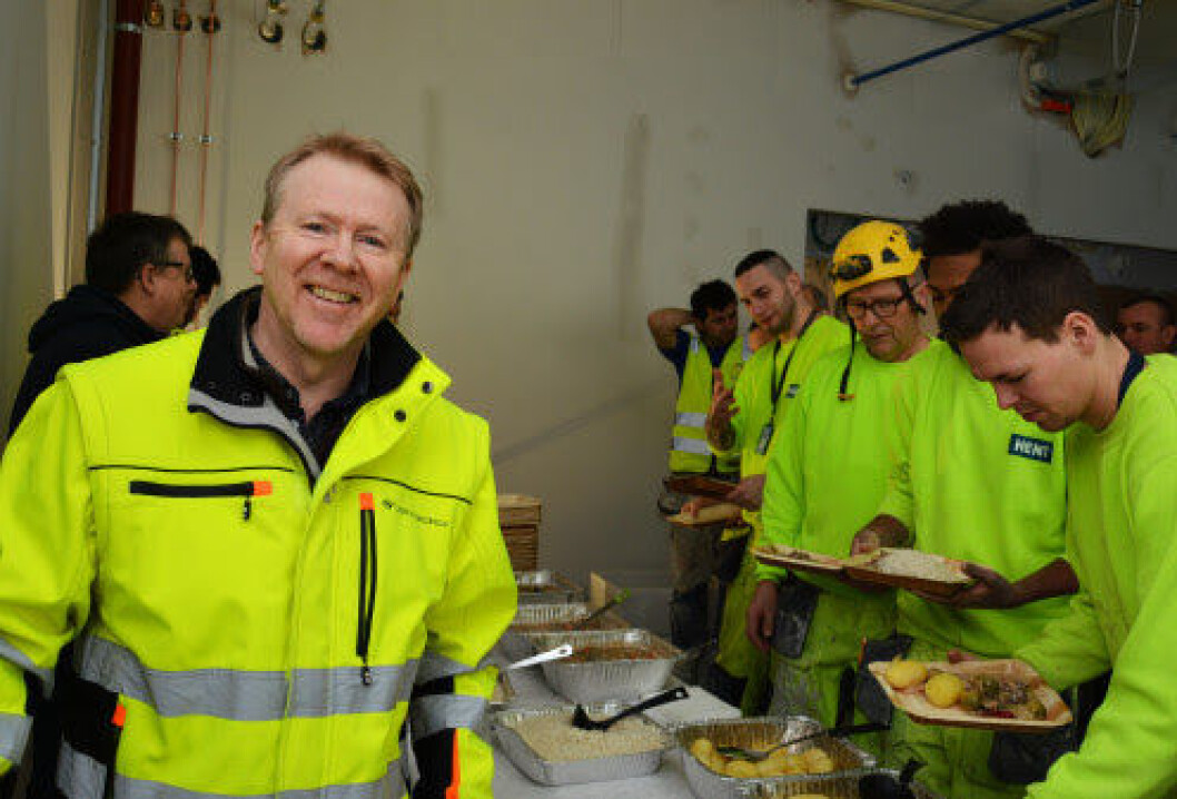 Prosjektleder Andreas Halsebakke og Undervisningsbygg serverte hjortegryte og bløtkake til bygningsarbeiderne under kranselaget. Foto: Undervisningsbygg Prosjektleder Andreas Halsebakke og Undervisningsbygg serverte hjortegryte og bløtkake til bygningsarbeiderne under kranselaget. Foto: Undervisningsbygg