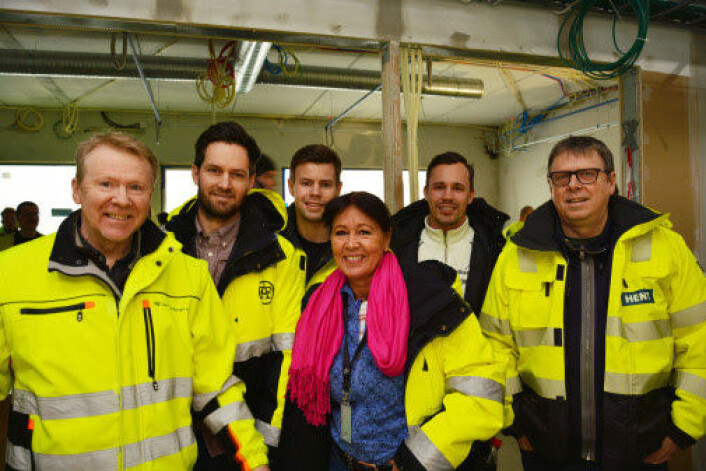 Fra venstre: Andreas Halsebakke (prosjektleder i Undervisningsbygg), Frode Hovland (byggeleder i ÅF Advansia), Morten Lian (prosjektingeniør i HENT), Sissel Muri (ÅF Advansia), Simen Muri Bø (ÅF Advansia) og Frode Grønning (prosjektleder i HENT). Foto: Undervisningsbygg Fra venstre: Andreas Halsebakke (prosjektleder i Undervisningsbygg), Frode Hovland (byggeleder i ÅF Advansia), Morten Lian (prosjektingeniør i HENT), Sissel Muri (ÅF Advansia), Simen Muri Bø (ÅF Advansia) og Frode Grønning (prosjektleder i HENT). Foto: Undervisningsbygg