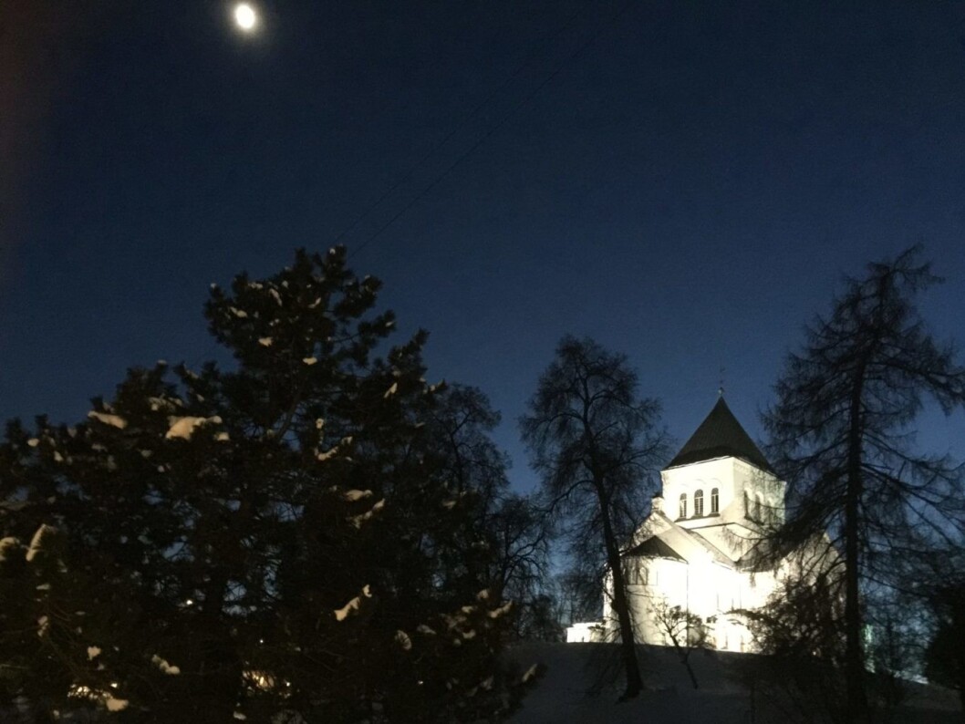 Høyt oppe på toppen av bakken lå Ullern Kirke, trolsk, magisk og badende i månelys. Kjersti Opstad Høyt oppe på toppen av bakken lå Ullern Kirke, trolsk, magisk og badende i månelys. Kjersti Opstad