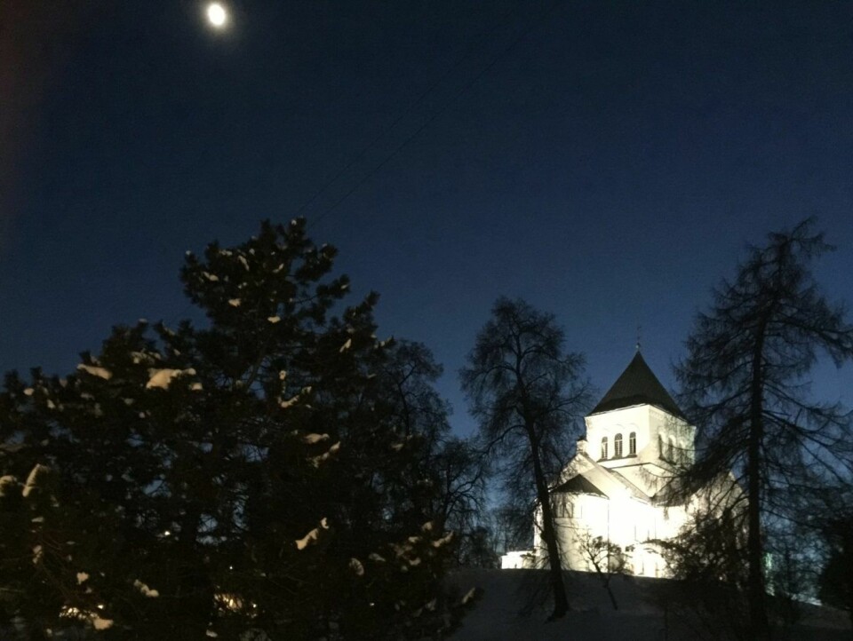 Høyt oppe på toppen av bakken lå Ullern Kirke, trolsk, magisk og badende i månelys. Kjersti Opstad