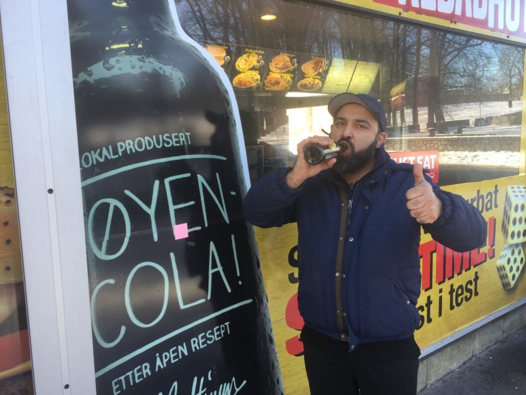 Jallasprite smaker godt, ikke så forskjellig fra Sprite og 7 Up synes Nasir Altaf, innehaver av Kebab Hutt. Foto: Vegard Velle Jallasprite smaker godt, ikke så forskjellig fra Sprite og 7 Up synes Nasir Altaf, innehaver av Kebab Hutt. Foto: Vegard Velle
