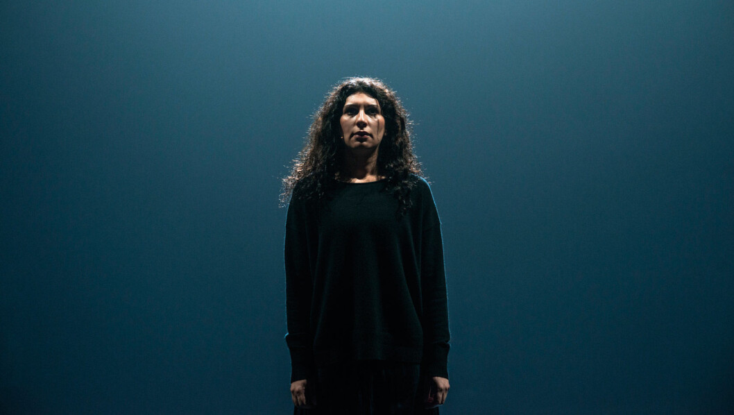 Sara Khorami i rollen som Antigone. Foto: Erika Hebbert / Det Norske Teatret Sara Khorami i rollen som Antigone. Foto: Erika Hebbert / Det Norske Teatret