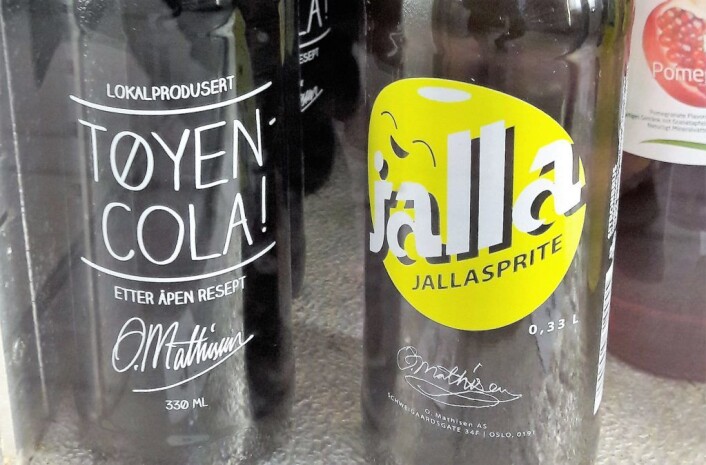 Jallasprite og storebror Tøyen cola i hylla hos Sonja frukt og tobakk. Legg merke til signaturen fra O. Mathisen. Foto: Anders Høilund Jallasprite og storebror Tøyen cola i hylla hos Sonja frukt og tobakk. Legg merke til signaturen fra O. Mathisen. Foto: Anders Høilund