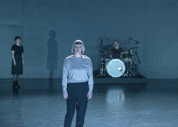 Nina Woxholtt som Eurydike. I bakgrunnen er Gjertrud Jynge som Teiresias og musiker Elisabeth Nesset. Foto: Erika Hebbert / Det Norske Teatret Nina Woxholtt som Eurydike. I bakgrunnen er Gjertrud Jynge som Teiresias og musiker Elisabeth Nesset. Foto: Erika Hebbert / Det Norske Teatret