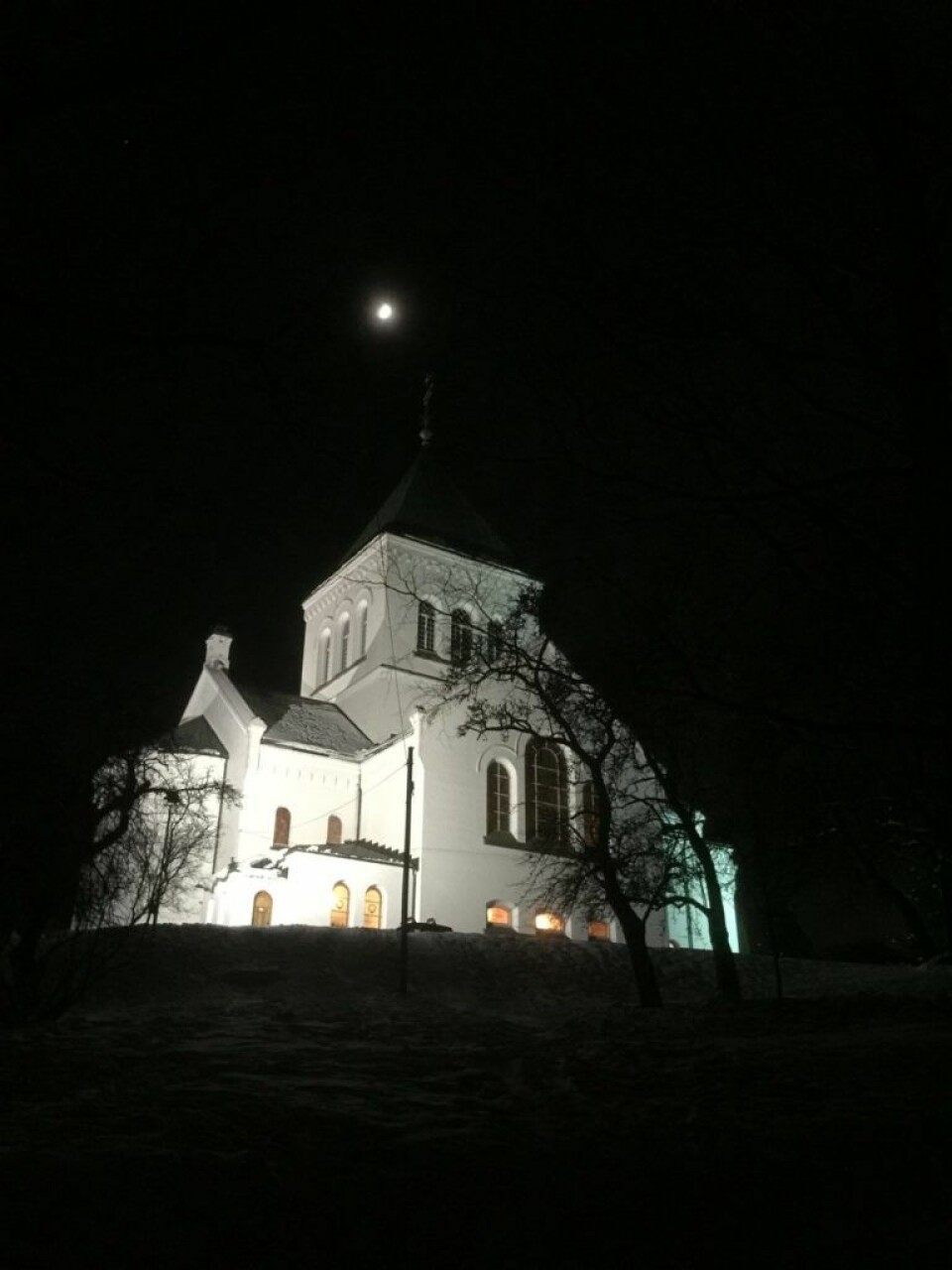 Denne kvelden lå Ullern kirke akkurat høyt nok til å få selveste månen plassert i toppen av spiret.Foto: Kjersti Opstad