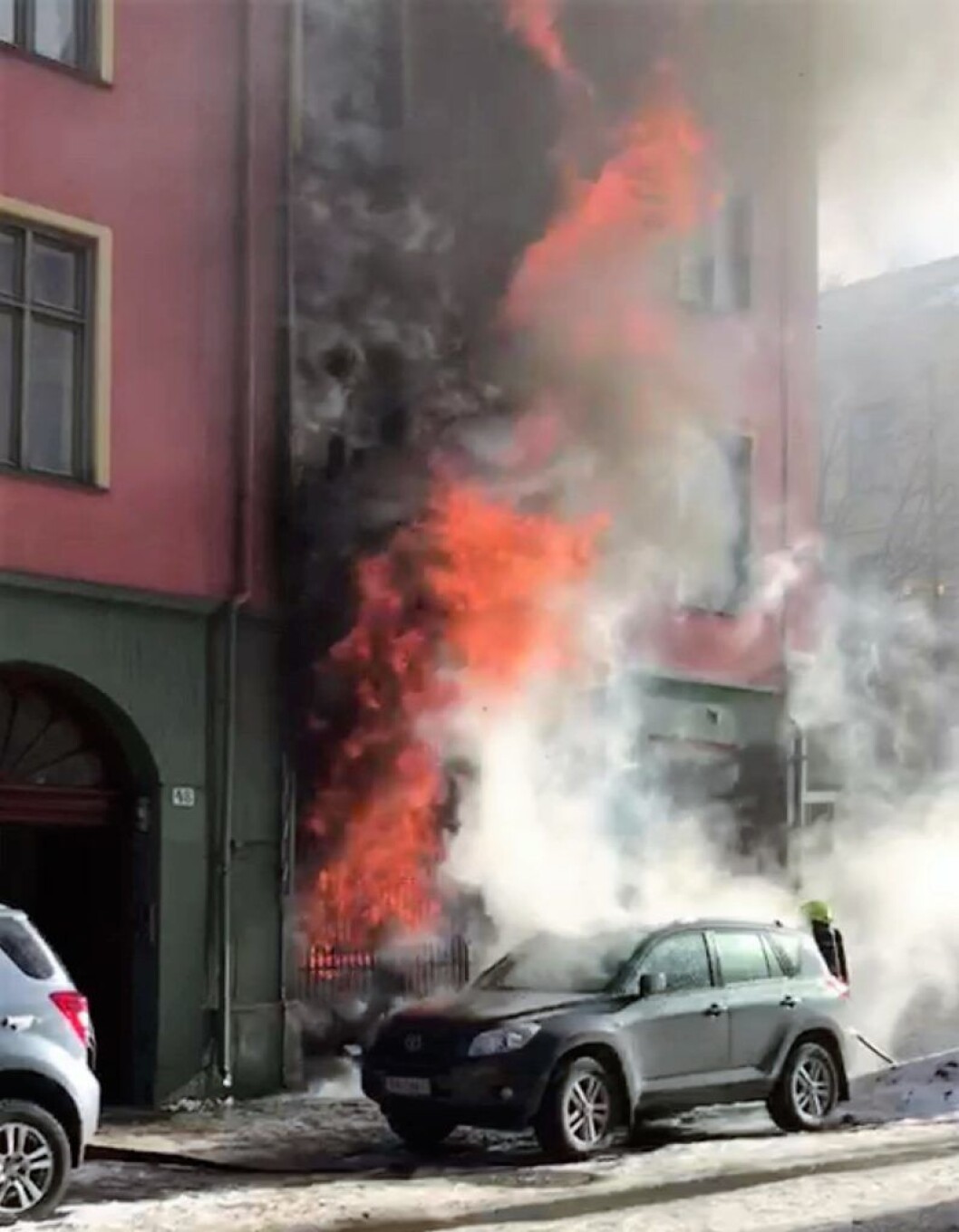 Brannen i Urtegata 48A. Skjermbilde fra video filmet av Nazim Hussain, som bor i andreetasje Brannen i Urtegata 48A. Skjermbilde fra video filmet av Nazim Hussain, som bor i andreetasje