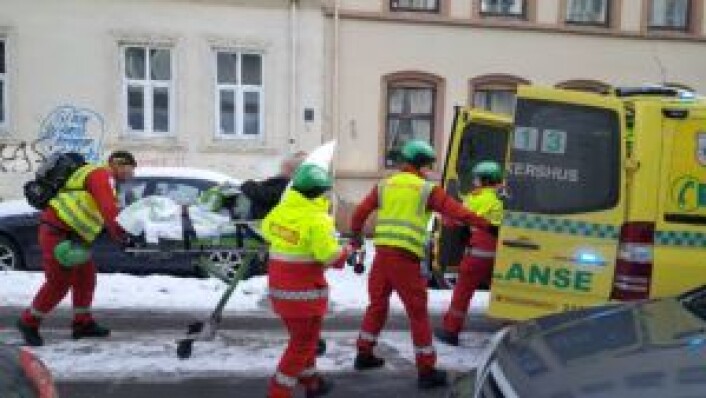 Ambulansepersonell tar hånd om en beboer i Urtegata. Foto: Tarjei Kidd Olsen Ambulansepersonell tar hånd om en beboer i Urtegata. Foto: Tarjei Kidd Olsen