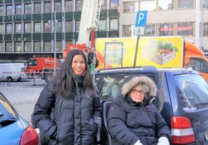 Lan Marie Berg og Magnhild Sørbotten foran HC-parkeringer i Olav Vs gate som er okkupert av biler som tilhører funksjonsfriske mennesker. Foto: Tarjei Kidd Olsen Lan Marie Berg og Magnhild Sørbotten foran HC-parkeringer i Olav Vs gate som er okkupert av biler som tilhører funksjonsfriske mennesker. Foto: Tarjei Kidd Olsen