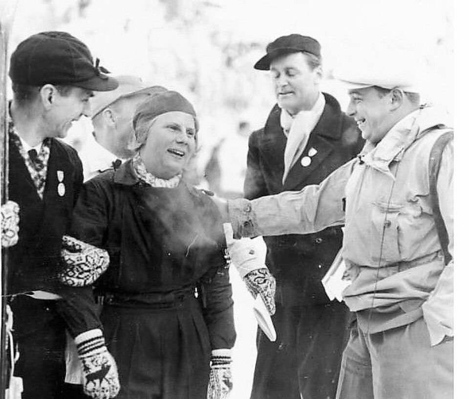 Laila Schou-Nilsen etter seieren i utforrennet i Olympiaden i 1936. Foto: German Federal Archive