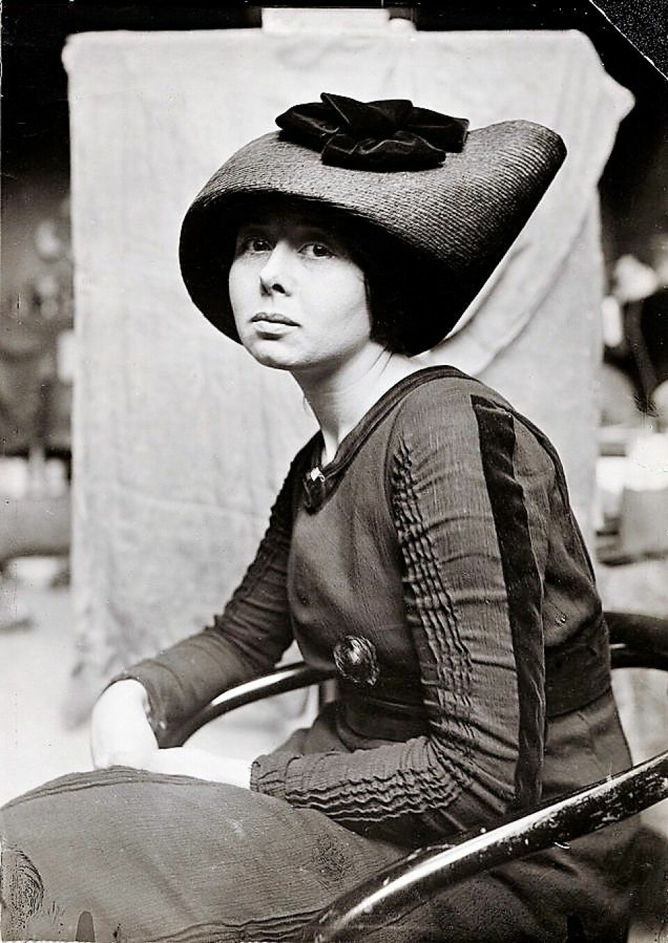 Cora_Sandel som modell i Paris. Fotograf ukjent. Bildet tilhører nasjonalbiblioteket.