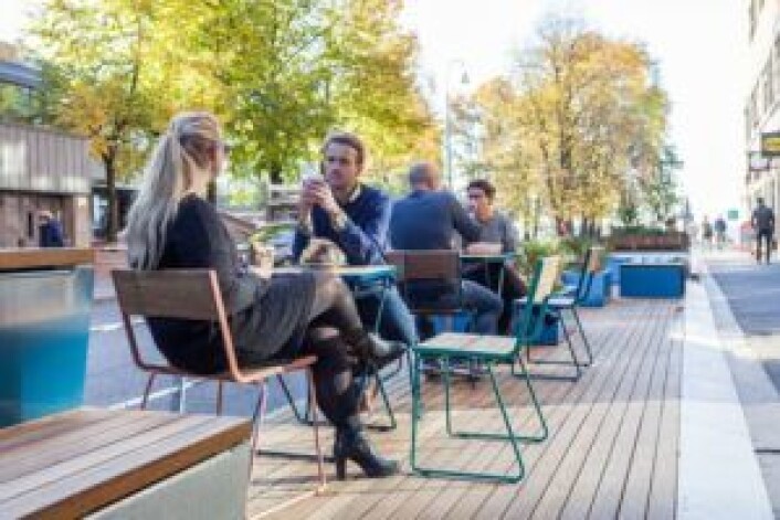 Det vil i 2018 utplasseres flere benker og møteplasser i sentrum, som denne «parklet’en» som allerede er utplassert i Rosenkrantzgate. Foto: Adam Stirling Det vil i 2018 utplasseres flere benker og møteplasser i sentrum, som denne «parklet’en» som allerede er utplassert i Rosenkrantzgate. Foto: Adam Stirling