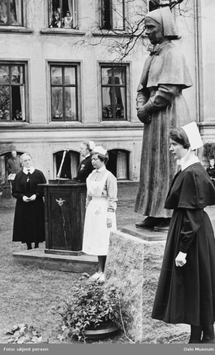 Statuen av Cathinka Guldberg, avduket i 1966. Foto: ukjent, Oslo museum Statuen av Cathinka Guldberg, avduket i 1966. Foto: ukjent, Oslo museum