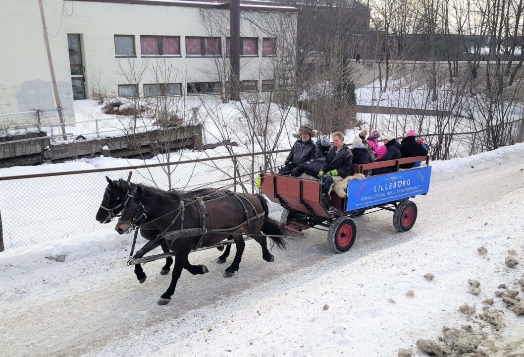 Hva med en liten tur med hest og vogn langs Akerselva? Her på vei forbi gamle Lilleborg såpefabrikk. Foto: Tarjei Kidd Olsen Hva med en liten tur med hest og vogn langs Akerselva? Her på vei forbi gamle Lilleborg såpefabrikk. Foto: Tarjei Kidd Olsen