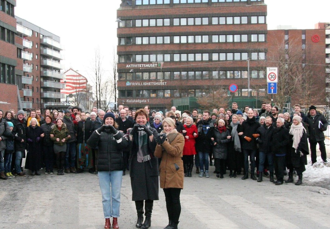 Oslo SVs årsmøte demonstrerte ulovlig med ordfører Marianne Borgen i spissen. Her flankert av fylkesleder Sunnia Holmås Eidsvoll (t.v) og stortingsrepresentant Kari Elisabeth Kaski. Foto: Oslo SV Oslo SVs årsmøte demonstrerte ulovlig med ordfører Marianne Borgen i spissen. Her flankert av fylkesleder Sunnia Holmås Eidsvoll (t.v) og stortingsrepresentant Kari Elisabeth Kaski. Foto: Oslo SV