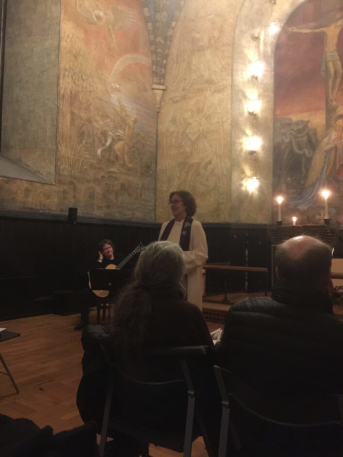 Liv Hegle guidet oss gjennom den meditative kveldsmessen, der vi fikk lære om å trene sjela vår. Foto: Kjersti Opstad Liv Hegle guidet oss gjennom den meditative kveldsmessen, der vi fikk lære om å trene sjela vår. Foto: Kjersti Opstad