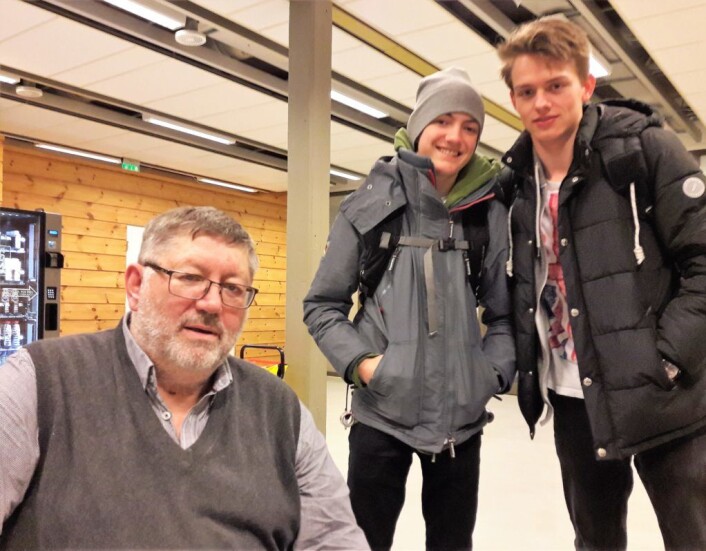 Veteran Steinar Simonsen sammen med juniorspillerne Kasper Fürstenberg og Werner Korf. Foto: Anders Høilund Veteran Steinar Simonsen sammen med juniorspillerne Kasper Fürstenberg og Werner Korf. Foto: Anders Høilund