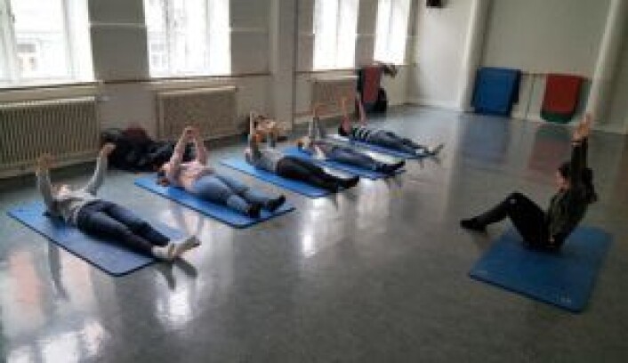 Ikke yogastudio men Hartvig Nissen skole i går, i regi av prosjektleder og fysioterapeut Tilla Lien Larsen (t.h.). Foto: Tarjei Kidd Olsen Ikke yogastudio men Hartvig Nissen skole i går, i regi av prosjektleder og fysioterapeut Tilla Lien Larsen (t.h.). Foto: Tarjei Kidd Olsen