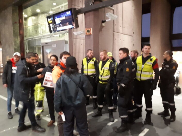 Vektere og politi brukte lang tid på å roe demonstrasjonen der en politimann ble slått. Foto: Christian Boger Vektere og politi brukte lang tid på å roe demonstrasjonen der en politimann ble slått. Foto: Christian Boger