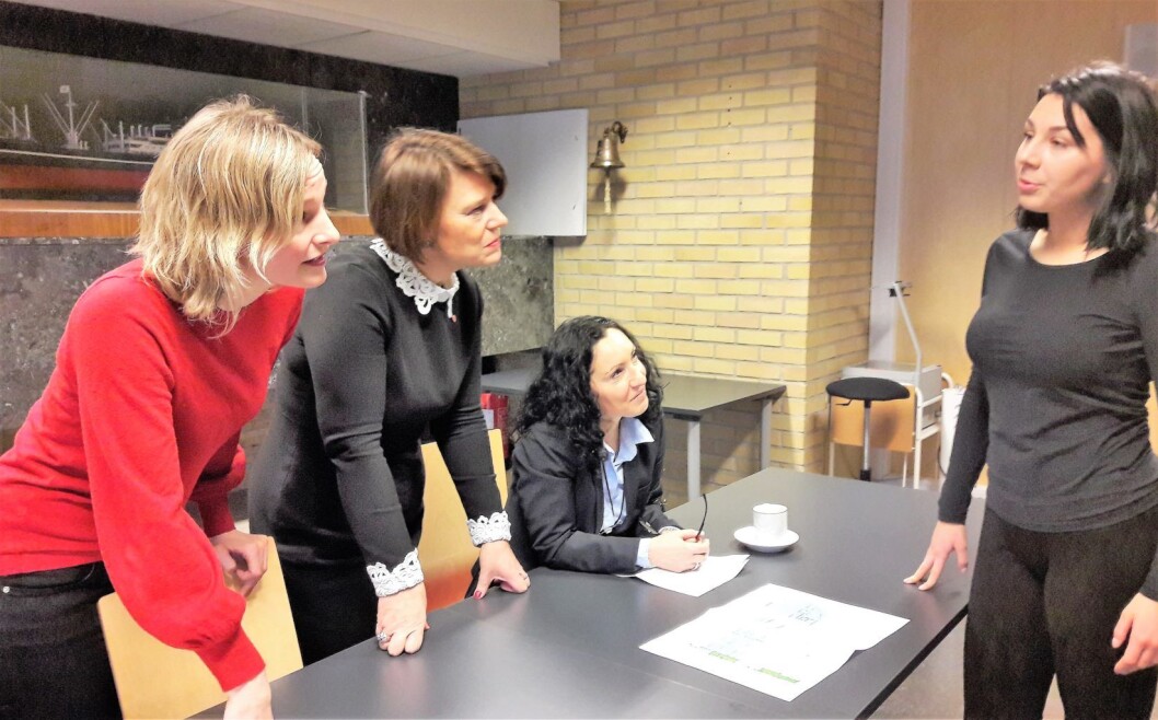 � Det er smarte folk, elevene her, så de må vi ta vare på, sier elevrådsrepresentant Agata, på Etterstad videregående, til byrådene Inga Marte Thorkildsen, Tone Tellevik Dahl og Nina Larsen, fra NAV Gamle Oslo. Foto: Anders Høilund � Det er smarte folk, elevene her, så de må vi ta vare på, sier elevrådsrepresentant Agata, på Etterstad videregående, til byrådene Inga Marte Thorkildsen, Tone Tellevik Dahl og Nina Larsen, fra NAV Gamle Oslo. Foto: Anders Høilund