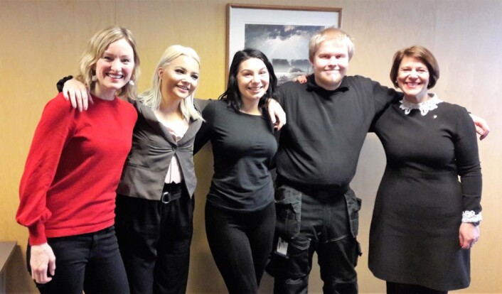 Elevrådsrepresentantene. Fra venstre: Rita, Agata og Jan Tore, flankert av byrådene Inga Marte Thorkildsen (t.v.) og Tone Tellevik Dahl. Elevrådsrepresentantene. Fra venstre: Rita, Agata og Jan Tore, flankert av byrådene Inga Marte Thorkildsen (t.v.) og Tone Tellevik Dahl.