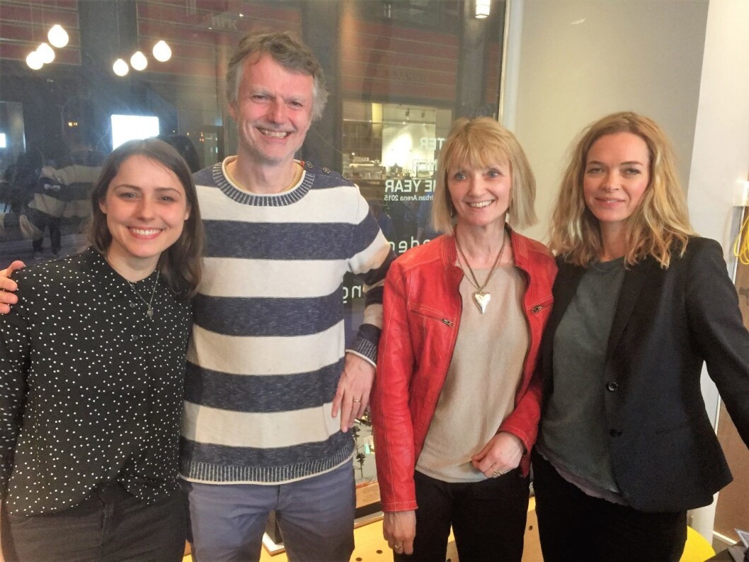 Byprat-panelet på kvinnedagen. Fra venstre: Cathrine Linn Kristiansen, talsperson for Feministisk Initiativ – Oslo og landsstyremedlem i Kvinnefronten, bydoktor og programleder Erling Fossen, Christina Aas, skiltansvarlig i Oslo Byes Vel, og Nora Ceciliedatter Nerdrum, Leder for kunstseksjonen i kunst i offentlige rom og initiativtaker til prosjektet Fast Plass. Foto: Vegard Velle Byprat-panelet på kvinnedagen. Fra venstre: Cathrine Linn Kristiansen, talsperson for Feministisk Initiativ – Oslo og landsstyremedlem i Kvinnefronten, bydoktor og programleder Erling Fossen, Christina Aas, skiltansvarlig i Oslo Byes Vel, og Nora Ceciliedatter Nerdrum, Leder for kunstseksjonen i kunst i offentlige rom og initiativtaker til prosjektet Fast Plass. Foto: Vegard Velle