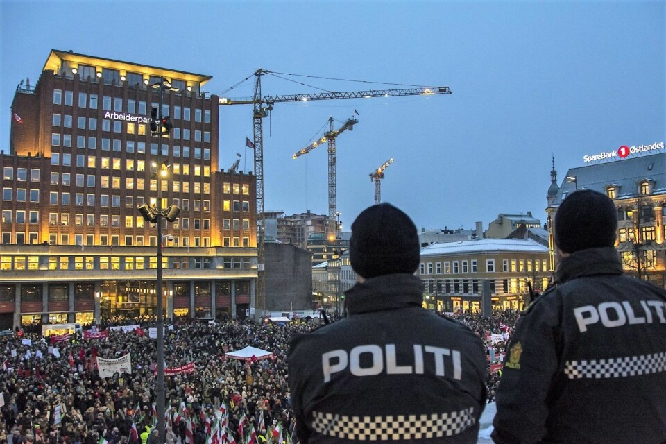 Politi ser ned på folkehavet på Youngstorget. Foto: Morten Lauveng Jørgensen