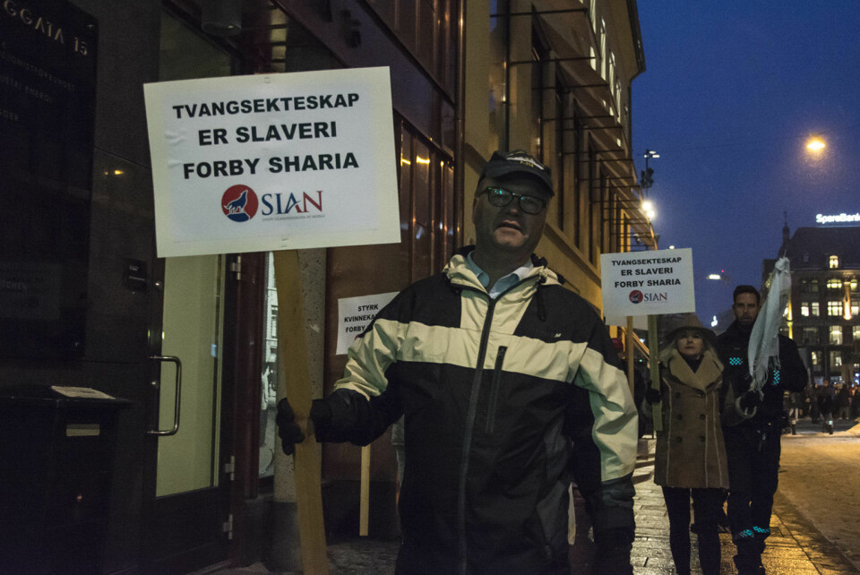 Max Hermansen og en håndfull Sian-tilhengere var ikke ønsket i årets 8. mars-tog. Foto: Morten Lauveng Jørgensen