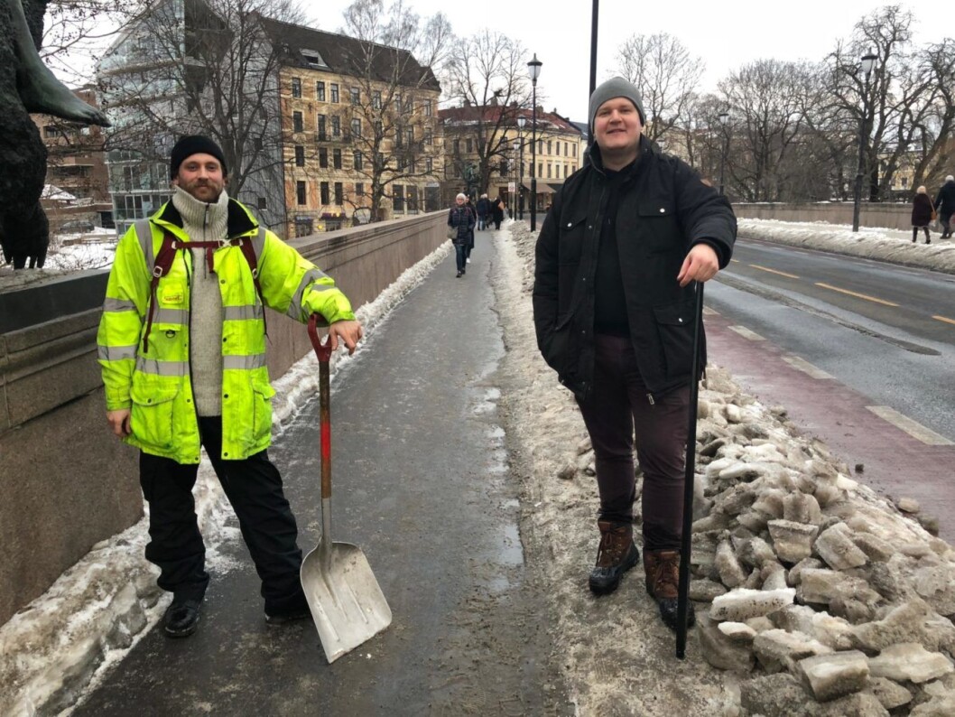 – Vi har gått i hele vinter og irritert oss og vært forundret over at det ikke er brøytet på fortauet i det hele tatt, sier Haakon Mathisen (t.v.) og August Lilleås. Foto: Privat – Vi har gått i hele vinter og irritert oss og vært forundret over at det ikke er brøytet på fortauet i det hele tatt, sier Haakon Mathisen (t.v.) og August Lilleås. Foto: Privat