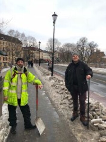 - Vi ønsker å vise at det ikke trengs mer enn et spedd, en spade og en halv dag for å brøyte fortauet, sier Haakon Mathisen (t.v.) og August Lilleås. Foto: Privat - Vi ønsker å vise at det ikke trengs mer enn et spedd, en spade og en halv dag for å brøyte fortauet, sier Haakon Mathisen (t.v.) og August Lilleås. Foto: Privat