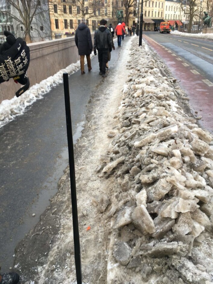 Slik ser det ut etter at de to karene har lagt isen i en pen rad på siden av fortauet. Foto: Privat Slik ser det ut etter at de to karene har lagt isen i en pen rad på siden av fortauet. Foto: Privat