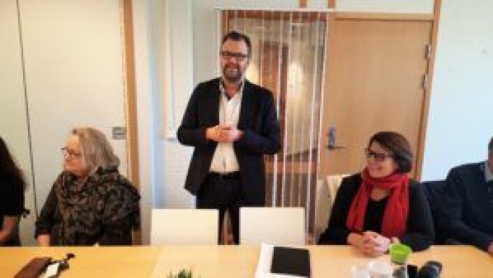 Bydel Gamle Oslos bydelsdirektør Tore Olsen Pran åpner presentasjonen av SeFI og introduksjonsprogrammet for byråd Tone Tellevik Dahl (t.h.). Bydelens avdelingsdirektør for helse, sosial og nærmiljø, Trine Lise Granli til venstre. Foto: Tarjei Kidd Olsen Bydel Gamle Oslos bydelsdirektør Tore Olsen Pran åpner presentasjonen av SeFI og introduksjonsprogrammet for byråd Tone Tellevik Dahl (t.h.). Bydelens avdelingsdirektør for helse, sosial og nærmiljø, Trine Lise Granli til venstre. Foto: Tarjei Kidd Olsen