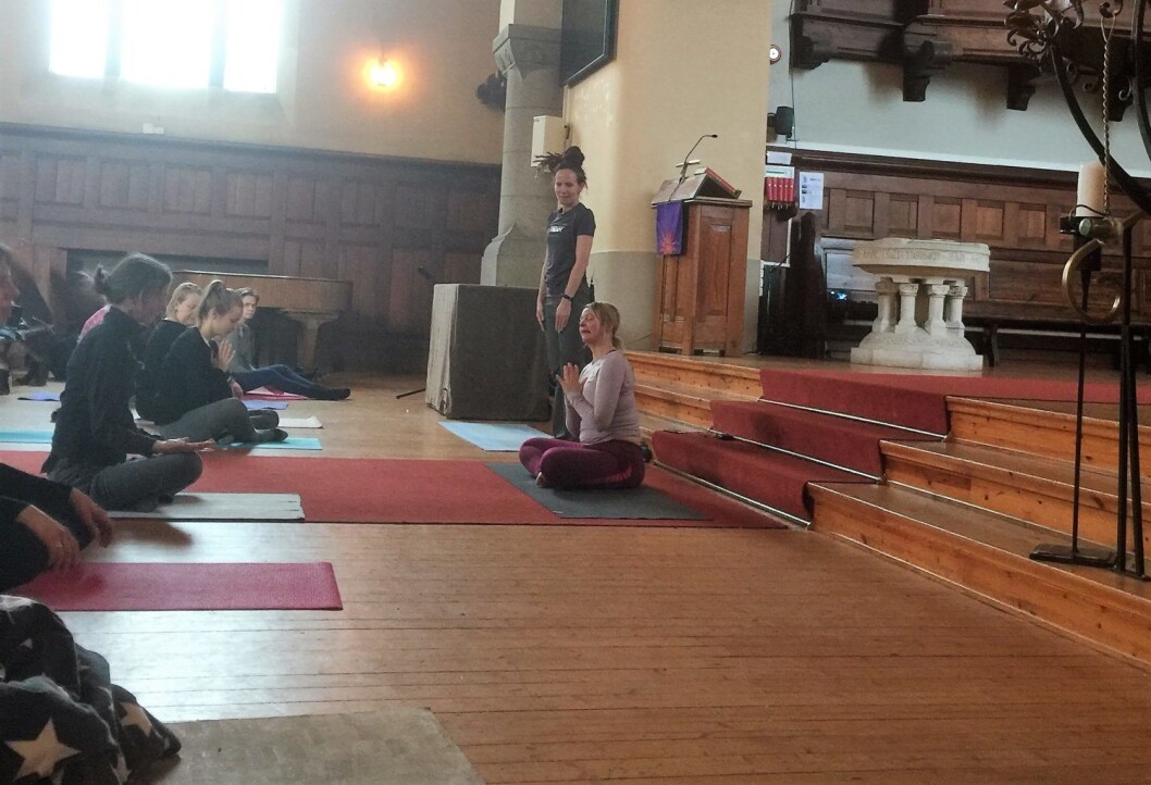 Yogagudstjeneste i Fagerborg kirke gjør godt for kropp og sjel. Foto: Kjersti Opstad Yogagudstjeneste i Fagerborg kirke gjør godt for kropp og sjel. Foto: Kjersti Opstad