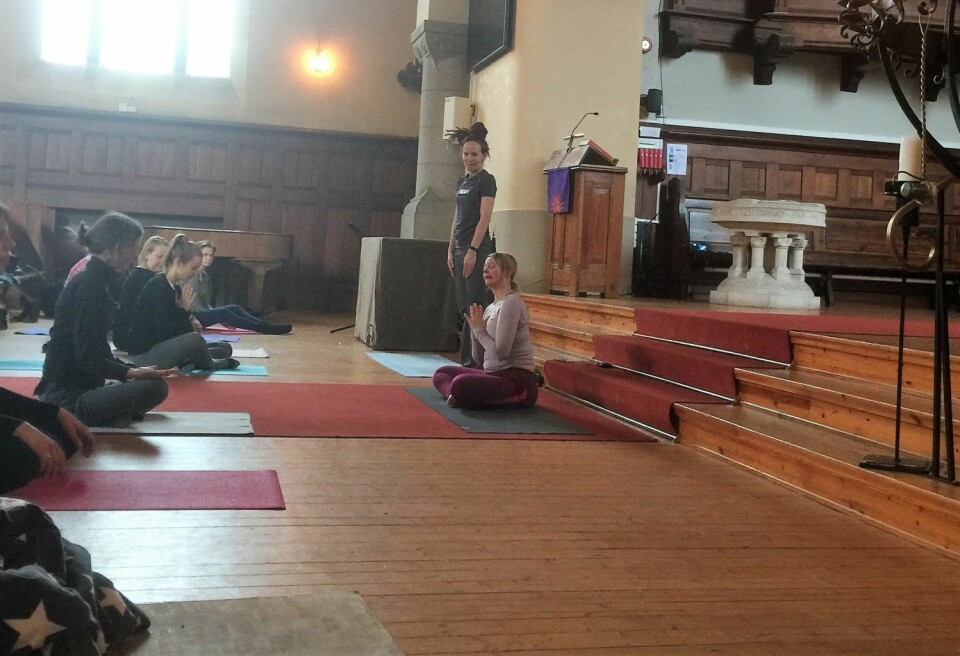 Yogagudstjeneste i Fagerborg kirke gjør godt for kropp og sjel. Foto: Kjersti Opstad