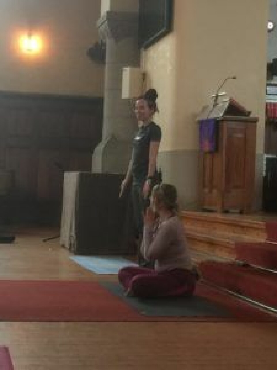 Sogneprest Sunniva Gylver står i spissen for yogagudstjenestene. Foto: Kjersti Opstad