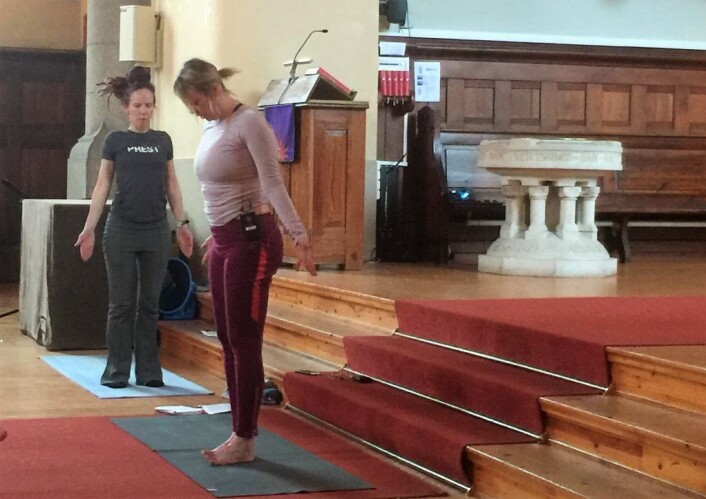 yoga-instruktør Henriette Sørensen guider oss gjennom yogaøvelsene. Fokuset er på pust, og øvelsene er enkle. Foto: Kjersti Opstad yoga-instruktør Henriette Sørensen guider oss gjennom yogaøvelsene. Fokuset er på pust, og øvelsene er enkle. Foto: Kjersti Opstad
