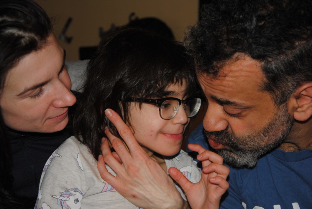 Mamma Natalia, datteren Mitra (7) og pappa Shahram Ariafar skulle så gjerne brukt mer tid på å være en familie og sluppet å sitte i 185 møter årlig med hjelepapparatet. Foto: Arnsten Linstad Mamma Natalia, datteren Mitra (7) og pappa Shahram Ariafar skulle så gjerne brukt mer tid på å være en familie og sluppet å sitte i 185 møter årlig med hjelepapparatet. Foto: Arnsten Linstad