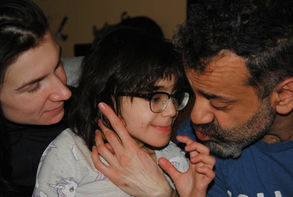Mamma Natalia, datteren Mitra (7) og pappa Shahram Ariafar skulle så gjerne brukt mer tid på å være en familie og sluppet å sitte i 185 møter årlig med hjelepapparatet. Foto: Arnsten Linstad