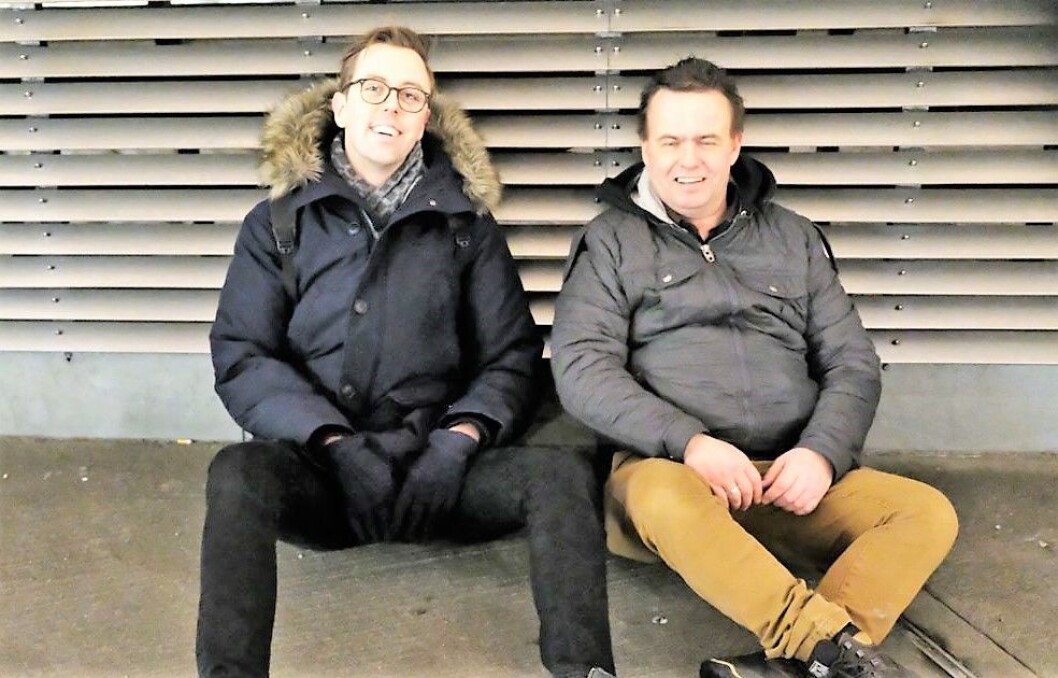 Stortingspolitiker Nicholas Wilkinson (t.v) prøver "hybelen" til tidligere rusmisbruker, Kjell Torstein Hagen på taket av Nationaltheatret stasjon. Foto: Christian Boger Stortingspolitiker Nicholas Wilkinson (t.v) prøver "hybelen" til tidligere rusmisbruker, Kjell Torstein Hagen på taket av Nationaltheatret stasjon. Foto: Christian Boger