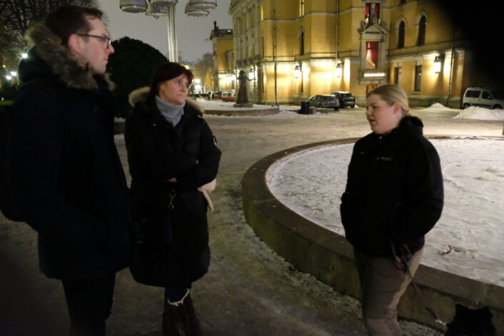 Tidligere rusmisbruker Kine Bjørheim (t.h) og pårørende Marianne Engevold forteller Nicholas Wilkinson (SV) hvor viktig det er at beslutningstagerne kommer seg ut og ser hvordan livet på gata er. Foto: Christian Boger Tidligere rusmisbruker Kine Bjørheim (t.h) og pårørende Marianne Engevold forteller Nicholas Wilkinson (SV) hvor viktig det er at beslutningstagerne kommer seg ut og ser hvordan livet på gata er. Foto: Christian Boger