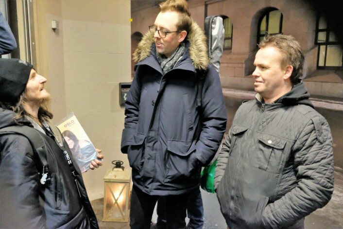 Hjemløse André møter tidligere komipis Kjell Torstein hagen og Nicholas Wilkinson. Foto: Christian Boger