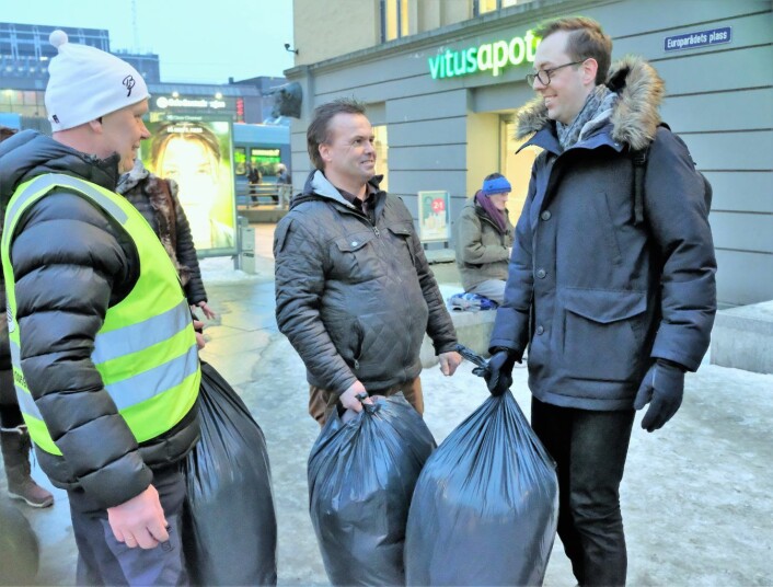 Stortingspolitiker Nicholas Wilkinson er imponert over de frivillige organisasjonenes innsats i rusomsorgen. Her overleverer han sko og pledd til Gateteam Oslo sammen med Kjell Torstein Hagen. Foto: Christian Boger Stortingspolitiker Nicholas Wilkinson er imponert over de frivillige organisasjonenes innsats i rusomsorgen. Her overleverer han sko og pledd til Gateteam Oslo sammen med Kjell Torstein Hagen. Foto: Christian Boger