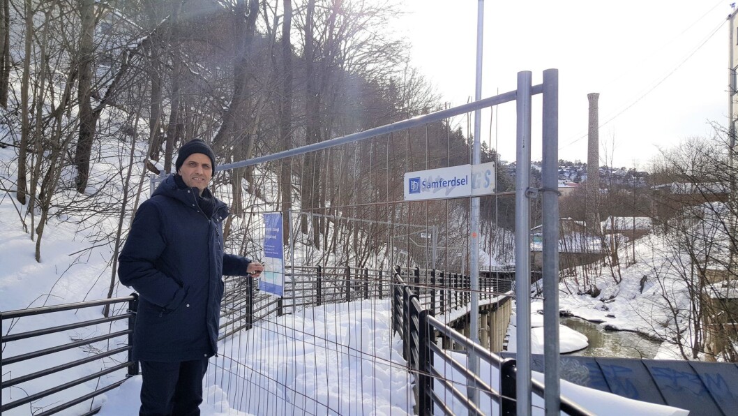 Høyres Yassine Arakia der hvor turveien langs Alnaelva er stengt hvis du kommer fra nordsiden, ved brua der Arnljot Gellines vei slutter og Fagerlia starter. Han bor på Tveita og er ivrig bruker av turveien. Foto. Tarjei Kidd Olsen Høyres Yassine Arakia der hvor turveien langs Alnaelva er stengt hvis du kommer fra nordsiden, ved brua der Arnljot Gellines vei slutter og Fagerlia starter. Han bor på Tveita og er ivrig bruker av turveien. Foto. Tarjei Kidd Olsen