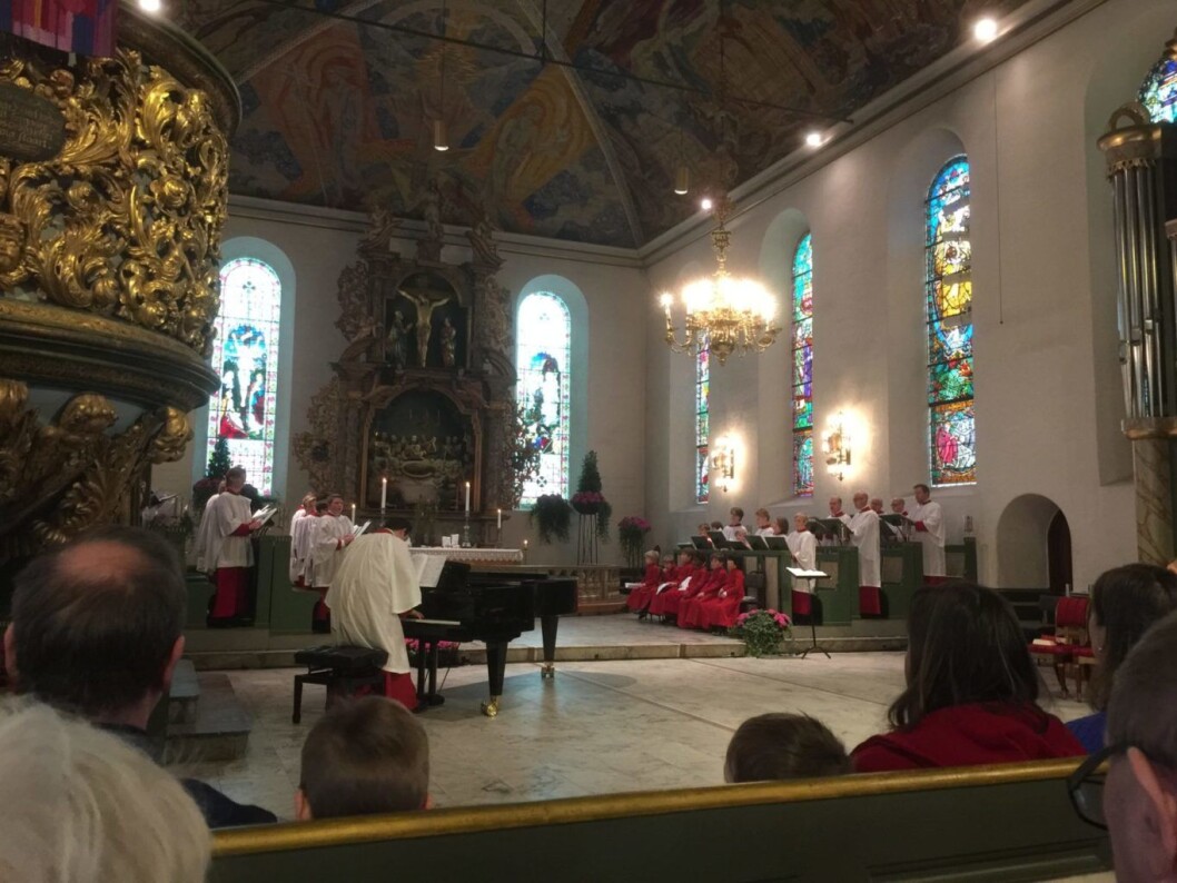 I en festpynta domkirke, var det kirkemusikkfestival. I krypten under debatterte kirkeledere slaveri i vår tid. Foto: Kjersti Opstad I en festpynta domkirke, var det kirkemusikkfestival. I krypten under debatterte kirkeledere slaveri i vår tid. Foto: Kjersti Opstad