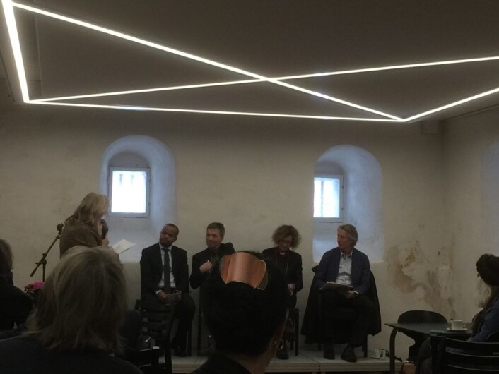 Fra venstre: Lemma Desta, Sturla Stålsett, Kari Veiteberg og Jørgen Lorentzen. Også Mildrid Mikkelsen er med i panelet, men er skjult. Foto: Kjersti Opstad Fra venstre: Lemma Desta, Sturla Stålsett, Kari Veiteberg og Jørgen Lorentzen. Også Mildrid Mikkelsen er med i panelet, men er skjult. Foto: Kjersti Opstad