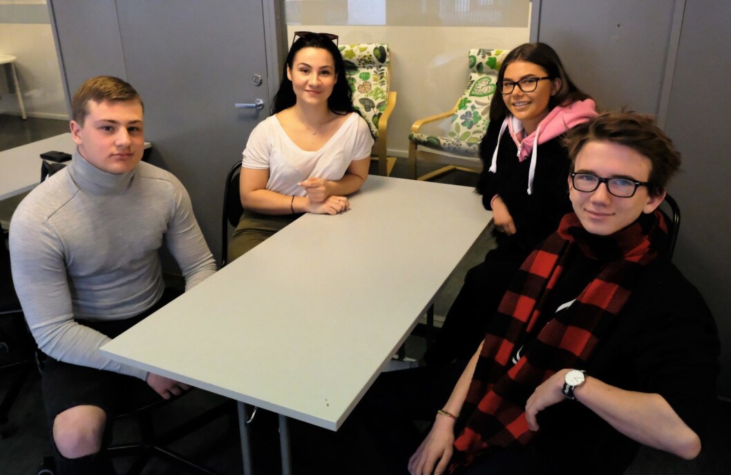 Elevene Sara Arbaoui Olsen (t.v), Arijus Gircius, Noah Gylver og Vilde Marie Sivertsen mener innføringen av elevterapeuter har ført til en bedre skolehverdag. Foto: Christian Boger Elevene Sara Arbaoui Olsen (t.v), Arijus Gircius, Noah Gylver og Vilde Marie Sivertsen mener innføringen av elevterapeuter har ført til en bedre skolehverdag. Foto: Christian Boger