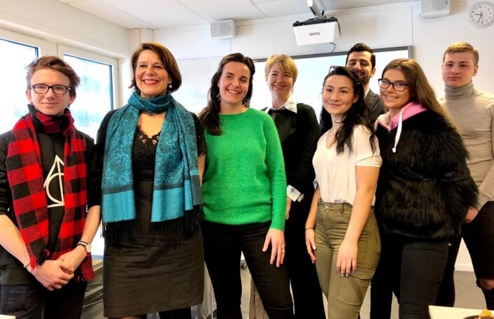Prosjektet med elevterapeuter har blitt møtt med entusiasme. Fra venstre: elev Noah Gylver, helsebyråd Tone Tellevik Dahl, fagansvarlig Ida Takle Renskaug, bydelsdirektør Hilde Therese Hamre, elev Sara Arbaoui Olsen, rektor ved Akademiet Oslo, Selim Unsal, og elevene Vilde Marie Sivertsen og Arijus Gircius. Foto: Christine Thune Prosjektet med elevterapeuter har blitt møtt med entusiasme. Fra venstre: elev Noah Gylver, helsebyråd Tone Tellevik Dahl, fagansvarlig Ida Takle Renskaug, bydelsdirektør Hilde Therese Hamre, elev Sara Arbaoui Olsen, rektor ved Akademiet Oslo, Selim Unsal, og elevene Vilde Marie Sivertsen og Arijus Gircius. Foto: Christine Thune
